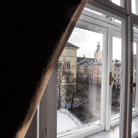 アパート Luxury With Rynok Square View リヴィウ